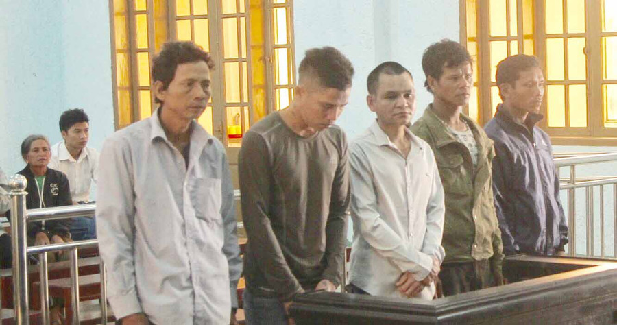 Các bị cáo tại phiên tòa xét xử. Ảnh: Văn Ngọc 