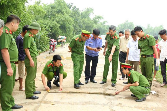 Công an Hà Nam điều tra hiện trường khu vực phát hiện xác nạn nhân trên đê Hồng Lý - Ảnh: Hoàng Long  Công an Hà Nam điều tra hiện trường khu vực phát hiện xác nạn nhân trên đê Hồng Lý - Ảnh: Hoàng Long