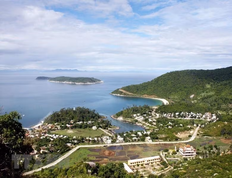  Xã Tân Hiệp nằm trên đảo Cù Lao Chàm (Hội An, Quảng Nam) hiện có hơn 1.549ha diện tích tự nhiên là đảo (chiếm tỷ lệ 100%); với 594 hộ, 2.284 nhân khẩu sinh sống, nghề chính của người dân là đánh bắt hải sản trên biển