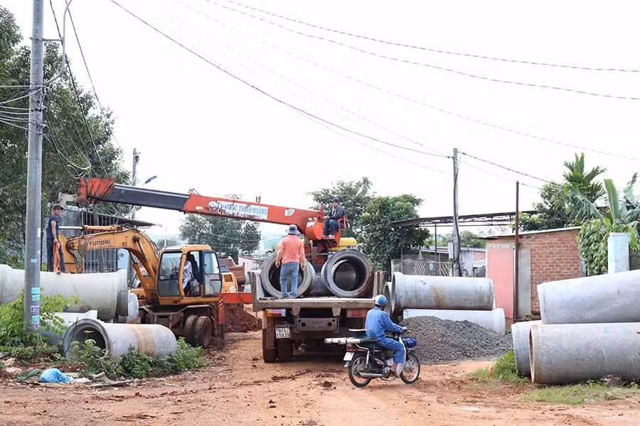  Thi công đường Lương Định Của (phường Hội Phú). Ảnh: N.S