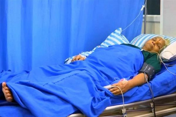 Bà Mangayamma đang hồi sức sau khi mổ đẻ. Ảnh: WSMV