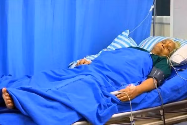 Bà Mangayamma đang hồi sức sau khi mổ đẻ. Ảnh: WSMV