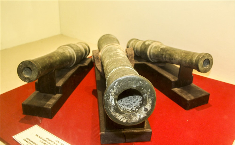  Súng trụ - vũ khí thời Tây Sơn, tìm thấy ở khu vực gò Kho – căn cứ quan Tây Sơn (xã Cát Minh, huyện Phù Cát, Bình Định). 