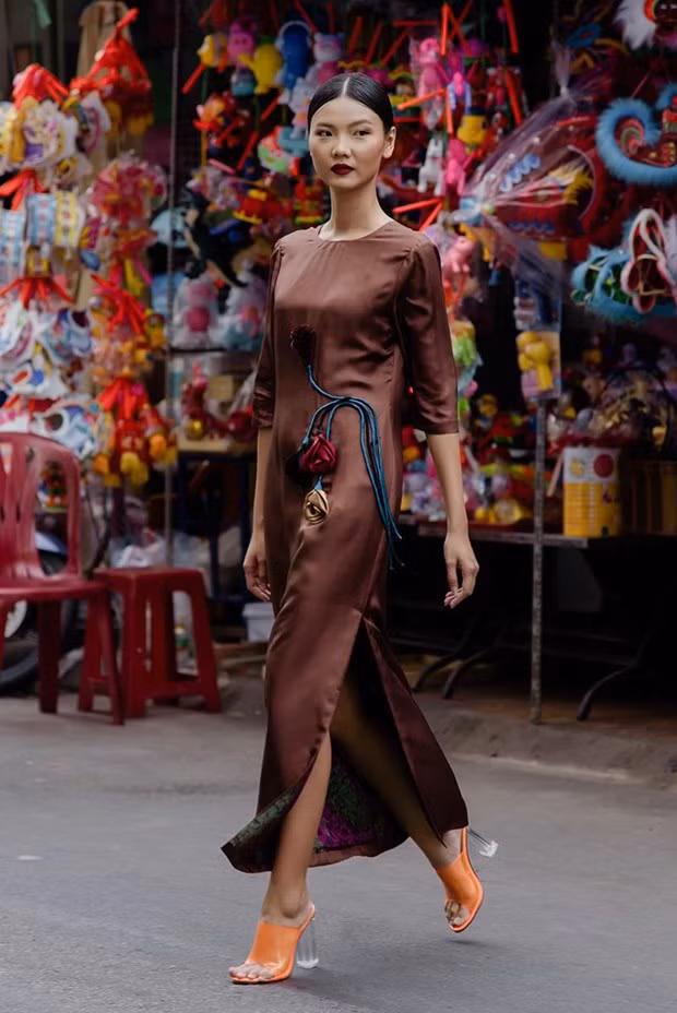 Nhà thiết kế Hà Linh Thư chia sẻ, các mẫu váy ngắn và suông dài có kiểu dáng đơn giản nhưng vẫn nổi bật nhờ chi tiết đính hoạ tiết hoa 3D,…