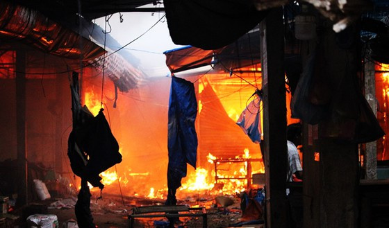 Hàng loạt gian hàng của tiểu thương bị thiêu rụi. (ảnh L.Q.T.) Hàng loạt gian hàng của tiểu thương bị thiêu rụi. (ảnh L.Q.T.)