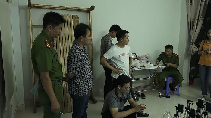 Lực lượng chức năng khám xét bên trong một phòng của "động sex trực tuyến" - Ảnh: Nguyễn Tú  Lực lượng chức năng khám xét bên trong một phòng của