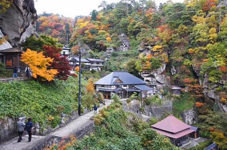 Điểm đặc biệt của ngôi đền này là để lên tới đỉnh núi, du khách phải leo hết 1.015 bậc thang. Chính vì thế, nơi đây thu hút khá nhiều khách du lịch đến để trải nghiệm và khám phá bản thân. Ảnh: Japan Guide. 
