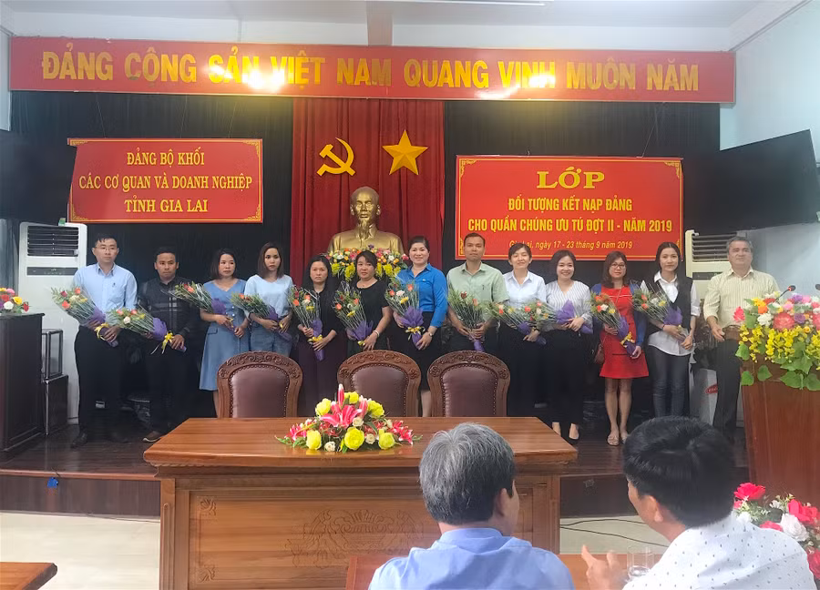 Khen thưởng cho các học viên tiêu biểu. Ảnh: M.T Khen thưởng cho các học viên tiêu biểu. Ảnh: Mộc Trà