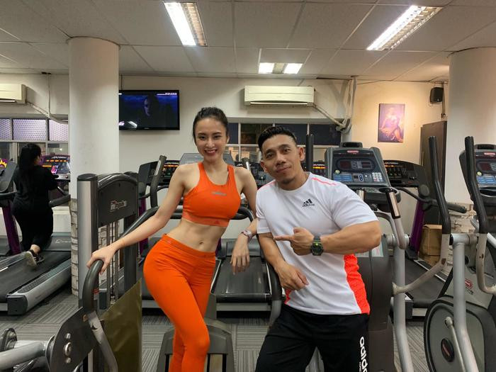 Sau đó người đẹp cũng chú trọng tập cho eo nhỏ, vai thon và tập đùi. Được biết mỗi tuần, Angela Phương Trinh dành tập 4 buổi cho mông và eo, 2 buổi cho vai và lưng theo hướng dẫn của HLV