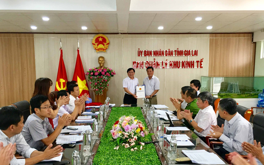 Ban Quản lý Khu Kinh tế tỉnh trao Giấy chứng nhận Đăng ký Đầu tư Khu Công nghiệp Nam Pleiku cho Công ty TNHH một thành viên Cao su Chư Sê. Ảnh: Hà Duy Ban Quản lý Khu Kinh tế tỉnh trao Giấy chứng nhận Đăng ký Đầu tư Khu Công nghiệp Nam Pleiku cho Công ty TNHH một thành viên Cao su Chư Sê. Ảnh: Hà Duy