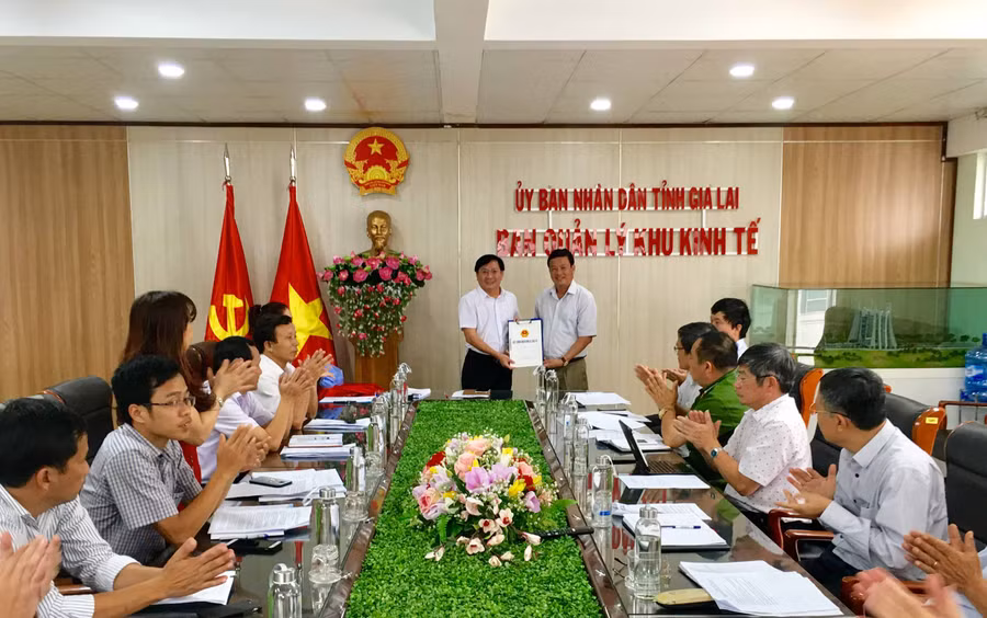 Ban Quản lý Khu Kinh tế tỉnh trao Giấy chứng nhận Đăng ký Đầu tư Khu Công nghiệp Nam Pleiku cho Công ty TNHH một thành viên Cao su Chư Sê. Ảnh: Hà Duy