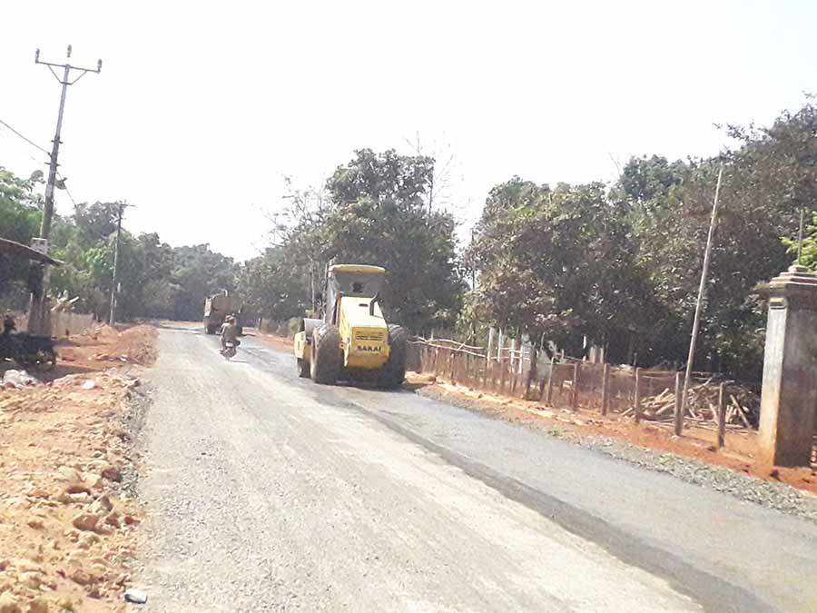 Đầu tư làm đường giao thông nông thôn. Ảnh: Lê Nam