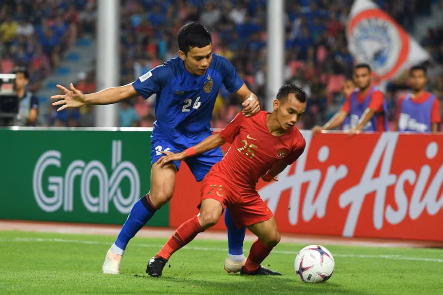  Indonesia (áo đỏ) bị đánh giá là đội bóng yếu nhất bảng G. Ảnh: Getty.