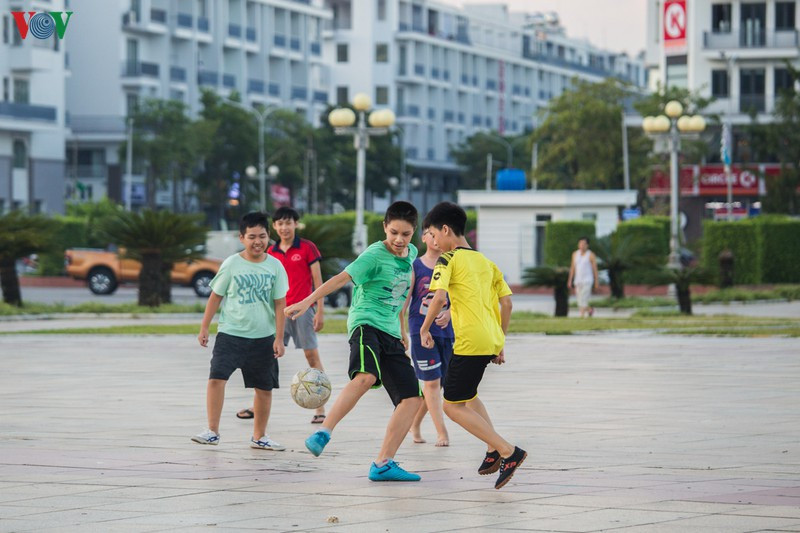 Những con đường bao biển ôm quanh thành phố tạo nên một không gian mới cho cảnh quan du lịch. Thời gian tới, tuyến đường này sẽ tiếp tục kết nối vào hầm đường bộ qua vịnh Cửa Lục và đường bao biển Hạ Long - Cẩm Phả đang xây dựng, hình thành một trục đường bao biển đẳng cấp của TP Hạ Long.