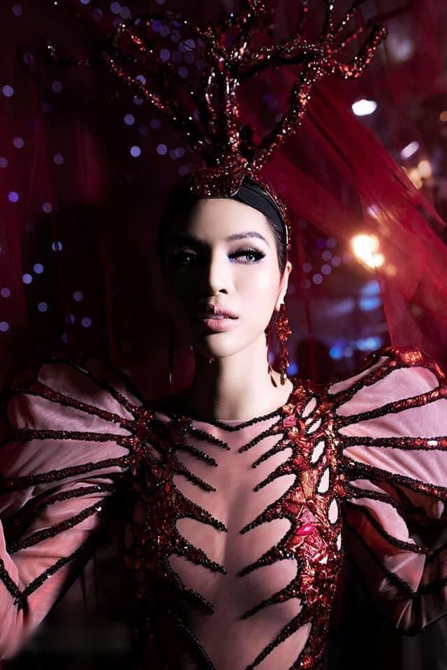  Thần thái thu hút của Siêu mẫu Quốc tế Khả Trang ngay lập tức ghi điểm với khán giả.