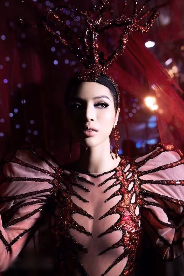  Thần thái thu hút của Siêu mẫu Quốc tế Khả Trang ngay lập tức ghi điểm với khán giả.