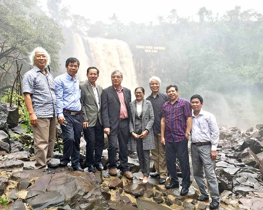 Các thành viên Tổ tư vấn kinh tế của Thủ tướng Chính phủ khảo sát tiềm năng du lịch thác Phú Cường. Ảnh: H.D Các thành viên Tổ tư vấn kinh tế của Thủ tướng Chính phủ khảo sát tiềm năng du lịch thác Phú Cường. Ảnh: H.D