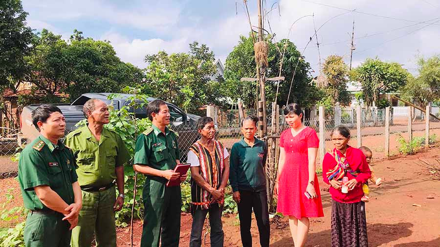 Cán bộ Đồn Biên phòng Cửa khẩu Quốc tế Lệ Thanh phối hợp với chính quyền xã Ia Dom (huyện Đức Cơ) tuyên truyền pháp luật cho người dân. Ảnh: L.Q  Cán bộ Đồn Biên phòng Cửa khẩu Quốc tế Lệ Thanh phối hợp với chính quyền xã Ia Dom (huyện Đức Cơ) tuyên truyền pháp luật cho người dân. Ảnh: L.Q