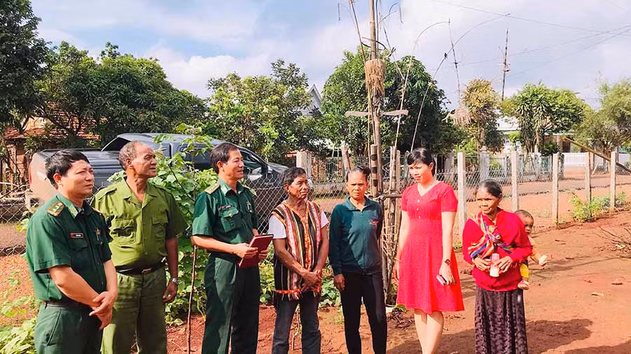  Cán bộ Đồn Biên phòng Cửa khẩu Quốc tế Lệ Thanh phối hợp với chính quyền xã Ia Dom (huyện Đức Cơ) tuyên truyền pháp luật cho người dân. Ảnh: L.Q
