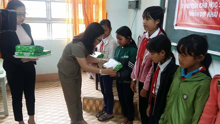 Bà Vũ Thị Bích Ngọc- Phó Chủ tịch Hội Liên hiệp Phụ nữ tỉnh Gia Lai trao quà cho các em học sinh có hoàn cảnh khó khăn. Ảnh: Hà Phương