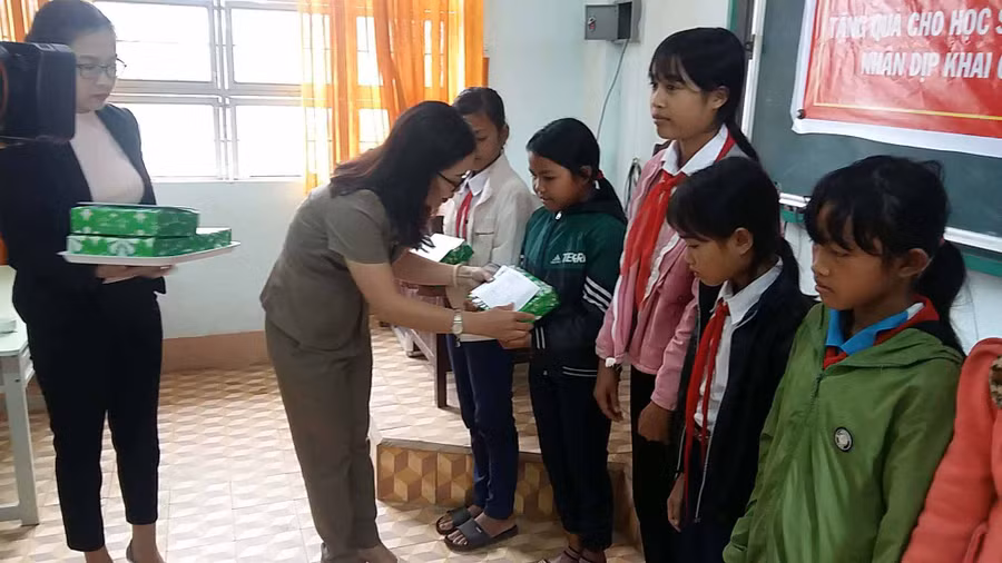Bà Vũ Thị Bích Ngọc- Phó Chủ tịch Hội Liên hiệp Phụ nữ tỉnh Gia Lai trao quà cho các em học sinh có hoàn cảnh khó khăn. Ảnh: Hà Phương