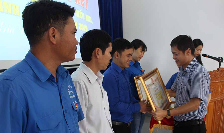 Đồng chí Nguyễn Hoàng Phong-Bí thư Tỉnh Đoàn, Phó Ban Thường trực Ban Chỉ đạo hoạt động hè tỉnh tặng bằng khen cho các tập thể xuất sắc trong hoạt động hè. Ảnh P.L