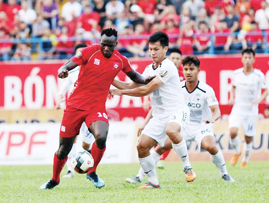  HAGL (áo trắng) gặp Hải Phòng FC trong trận lượt đi. Ảnh: H.T