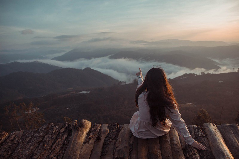 Nhìn về phía chân trời ta cũng toàn thấy mây dưới chân ta.