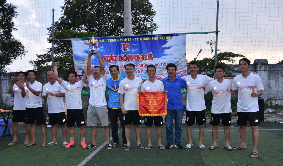 Ban tổ chức trao Cúp và cờ cho đội đoạt chức vô địch. Ảnh: Hà Phương