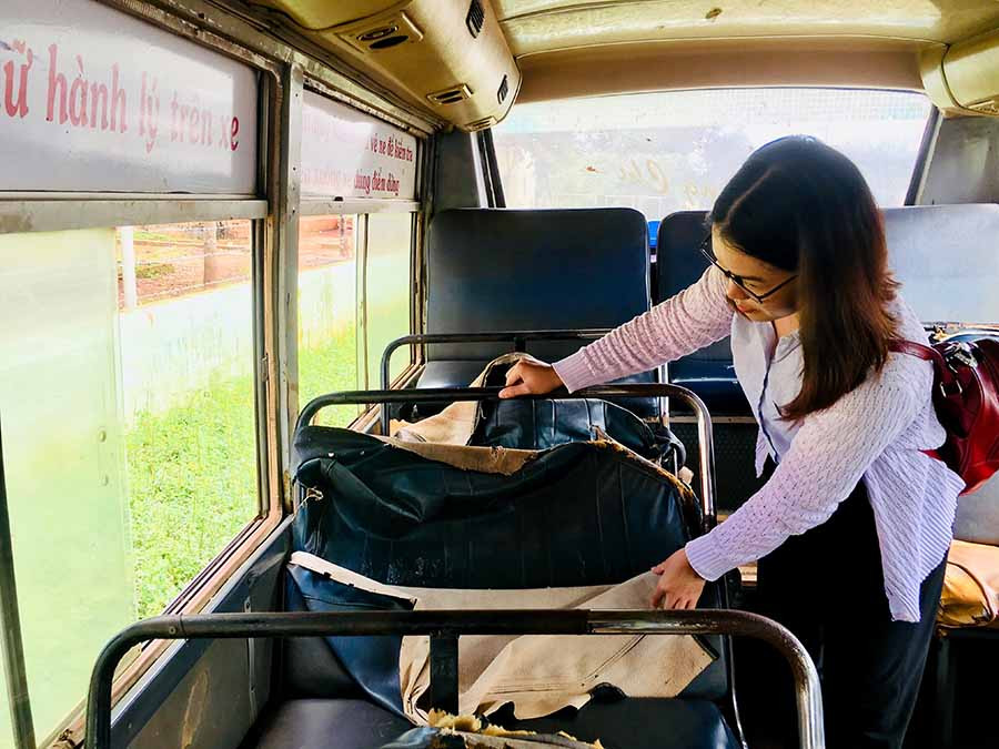 Những hàng ghế ngồi học sinh bị hư hỏng, rách hết phần tựa lưng. Ảnh: Lê Hòa Những hàng ghế ngồi học sinh bị hư hỏng, rách hết phần tựa lưng. Ảnh: Lê Hòa