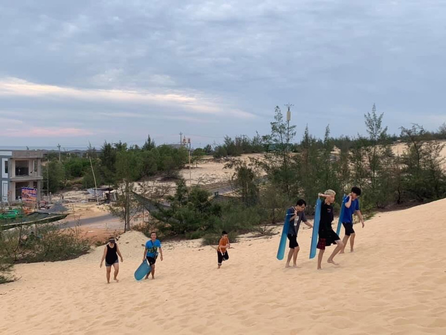 Với độ cao hơn 100m, ta có thể mạo hiểm với trò chơi trượt cát. Với độ cao hơn 100m, ta có thể mạo hiểm với trò chơi trượt cát.