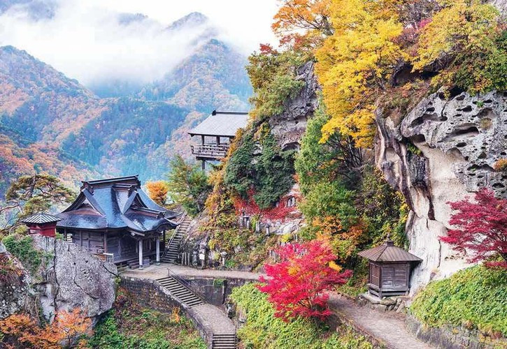 Yama-dera: Yama-dera là ngôi đền tuyệt đẹp nằm ở vùng núi phía đông bắc của thành phố Yamagata. Khuôn viên ngôi đền tọa lạc trên một sườn núi dốc, du khách có thể bao quát được tầm nhìn ra khắp thung lũng phía dưới. Ảnh: Japan Guide. 