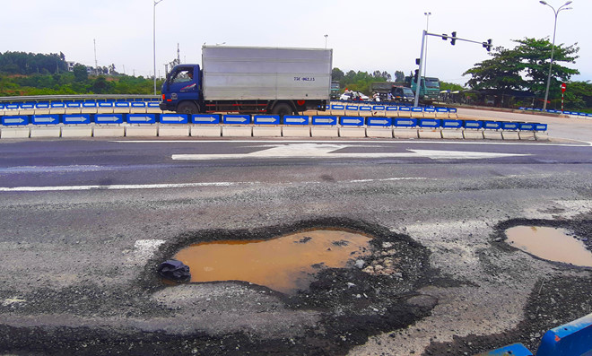 Việc xuất hiện các "ổ gà" gây khó khăn cho các phương tiện lưu thông. Ảnh: Nguyên Vũ. Việc xuất hiện các