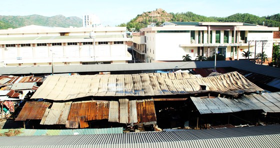 Hồi giữa tháng 8-2019, một đám cháy lớn xảy ra ở chợ Cây Xăng (TP Quy Nhơn) thiêu rụi hàng loạt gian hàng tiểu thương. Hồi giữa tháng 8-2019, một đám cháy lớn xảy ra ở chợ Cây Xăng (TP Quy Nhơn) thiêu rụi hàng loạt gian hàng tiểu thương.