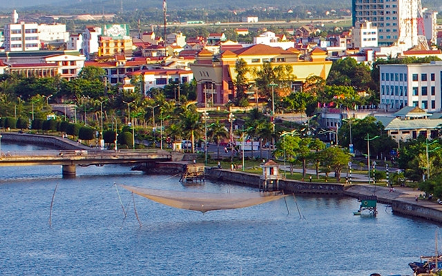  Một chiếc rớ được người dân cắm trên sông Nhật Lệ.