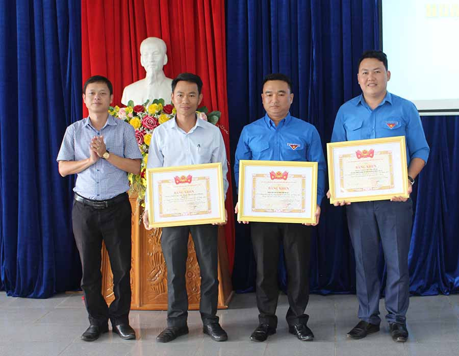 Có 3 tập thể và 1 cá nhân được nhận bằng khen của Trung ương Đoàn TNCS Hồ Chí Minh nhân kỷ niệm 20 năm Chiến dịch Thanh niên tình nguyện hè. Ảnh P.L