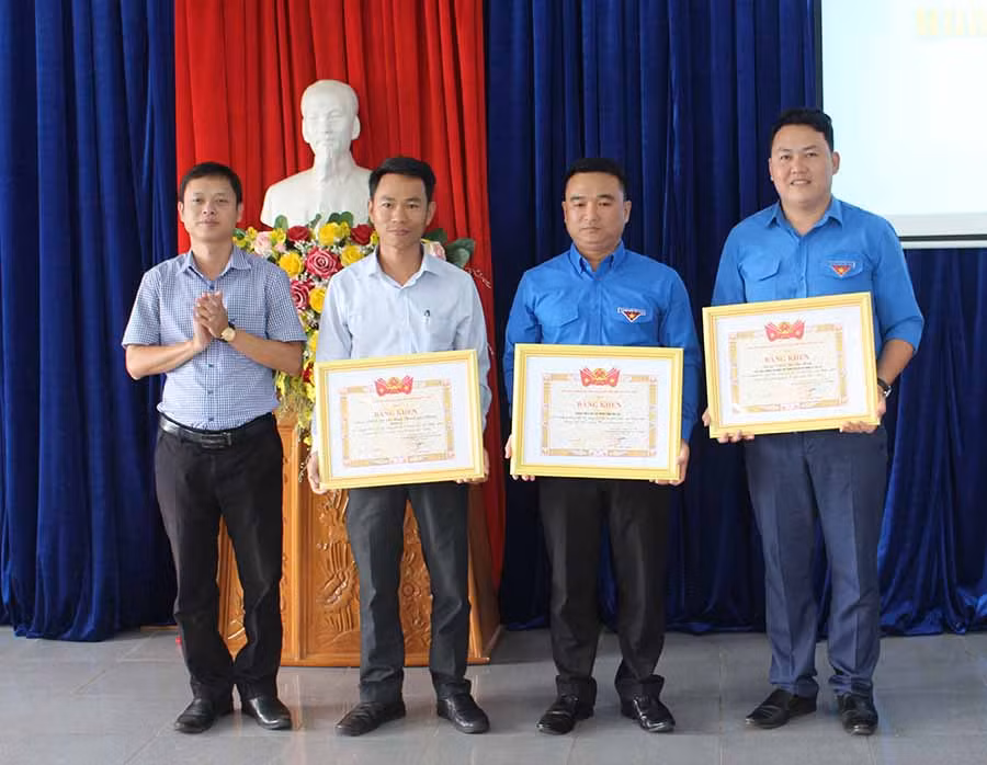 Có 3 tập thể và 1 cá nhân được nhận bằng khen của Trung ương Đoàn TNCS Hồ Chí Minh nhân kỷ niệm 20 năm Chiến dịch Thanh niên tình nguyện hè. Ảnh P.L