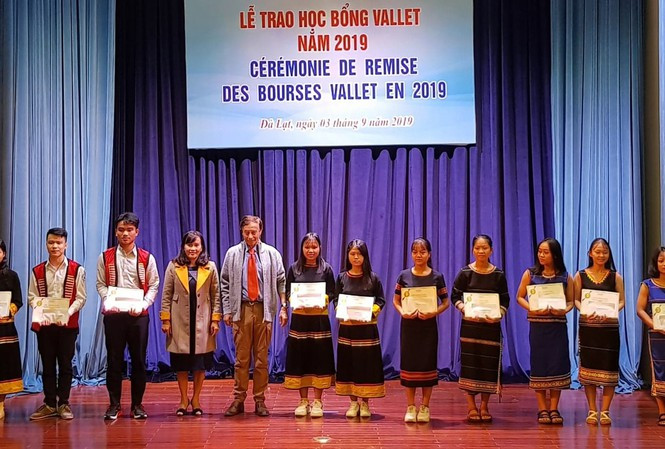 Trao học bổng cho HS, SV dân tộc thiểu số vượt khó