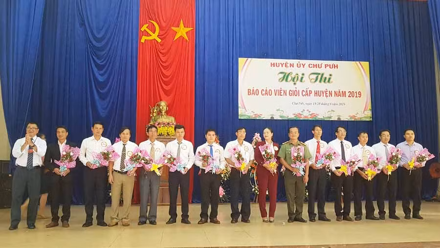  Tặng hoa cho các thi sinh. Ảnh: Anh Thư