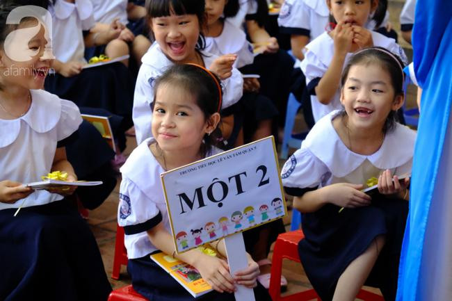  Sau khi làm thủ tục nhập học và bốc thăm, hai bé gái được phân vào lớp 1/2.