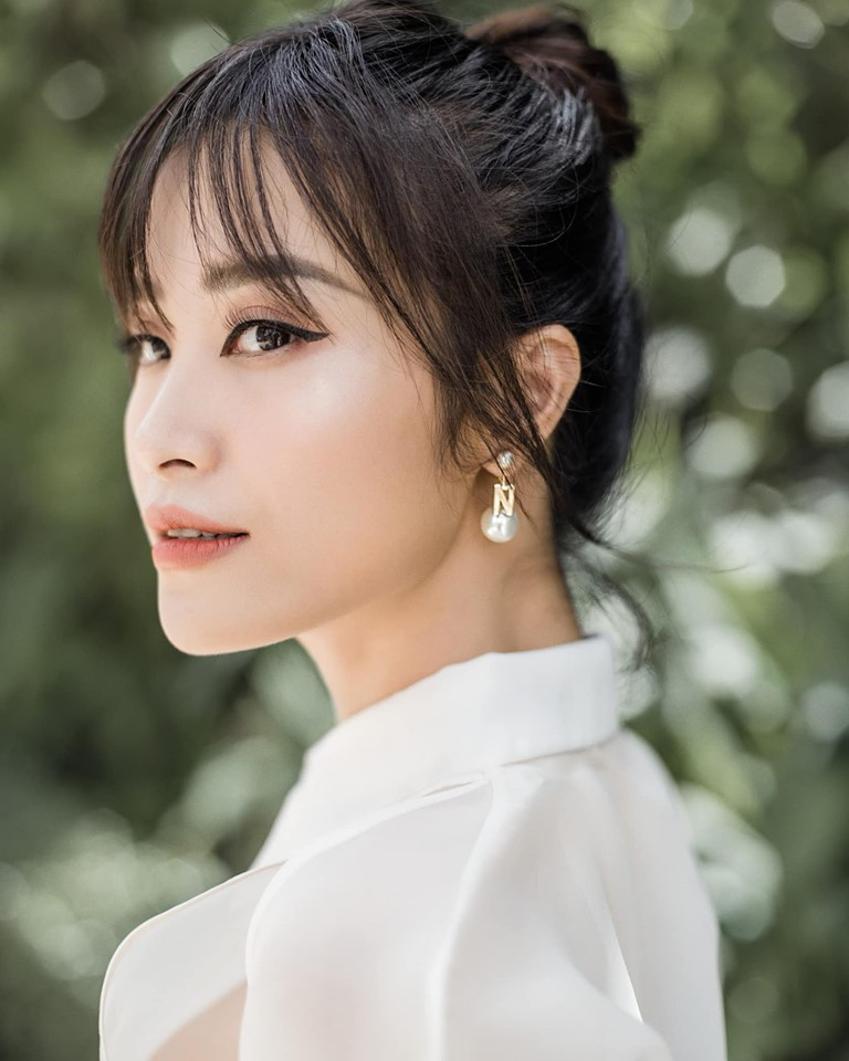  Đầu tháng 7 vừa rồi, Đông Nhi hạnh phúc chia sẻ ảnh cô được Ông Cao Thắng cầu hôn tại New York, Mỹ sau 10 năm hẹn hò. Yêu nhau hơn 1 thập kỷ, cặp đôi luôn nhận được sự ủng hộ từ khán giả và mong muốn cả hai sẽ có một hôn lễ cổ tích. Hiện tại, nữ ca sĩ và chồng sắp cưới đang chuẩn bị cho ngày trọng đại nhưng cô vẫn không quên chia sẻ những hình ảnh mới của mình. Đặc biệt, với những hình ảnh thời trang, Đông Nhi nhận được rất nhiều lời khen.