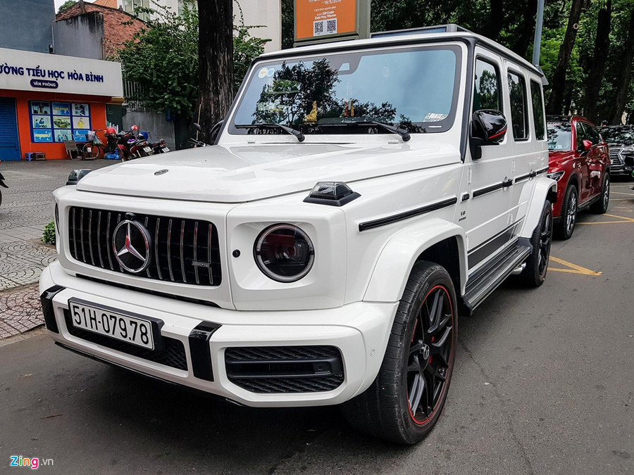 Chiếc G 63 của Minh Nhựa thuộc đời 2019 mới nhất và chiếc thuộc phiên bản Edition 1 màu trắng đầu tiên tại Việt Nam. Trước đó, các đại gia Việt chỉ mang về những chiếc Mercedes-AMG G 63 Edition 1 màu đen. Tại Việt Nam, Mercedes-AMG G 63 Edition 1 có giá dao động khoảng 14 tỷ. Ảnh: TNTBros. Chiếc G 63 của Minh Nhựa thuộc đời 2019 mới nhất và chiếc thuộc phiên bản Edition 1 màu trắng đầu tiên tại Việt Nam. Trước đó, các đại gia Việt chỉ mang về những chiếc Mercedes-AMG G 63 Edition 1 màu đen. Tại Việt Nam, Mercedes-AMG G 63 Edition 1 có giá dao động khoảng 14 tỷ. Ảnh: TNTBros.