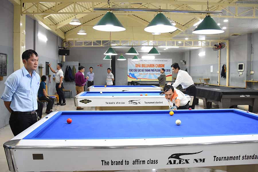 Các vận động viên bước vào thi đấu chính thức ở nội dung carom 1 băng ngay sau lễ khai mạc. Ảnh: Hà Phương Các vận động viên bước vào thi đấu chính thức ở nội dung carom 1 băng ngay sau lễ khai mạc. Ảnh: Hà Phương