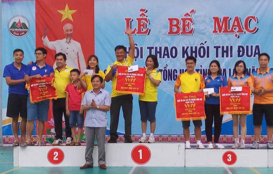 Ban tổ chức trao phần thưởng cho các đoàn có thành tích cao tại hội thao. Ảnh: Hà Phương