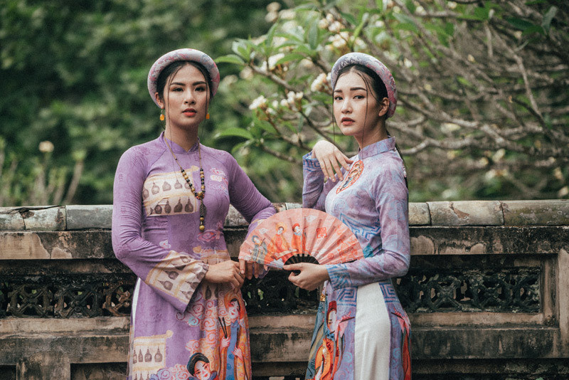 Lý do mời ‘nàng thơ xứ Huế’ làm model trong bộ ảnh thời trang cùng mình, Ngọc Hân chia sẻ, cô và Ngọc Trân có mối quan hệ thân thiết nhiều năm nay. Cả hai quen biết khi cùng diễn trong Festival Huế và tại Người đẹp du lịch Huế 2015 mà Ngọc Hân làm giám khảo, Ngọc Trân là thí sinh đăng quang.  Lý do mời ‘nàng thơ xứ Huế’ làm model trong bộ ảnh thời trang cùng mình, Ngọc Hân chia sẻ, cô và Ngọc Trân có mối quan hệ thân thiết nhiều năm nay. Cả hai quen biết khi cùng diễn trong Festival Huế và tại Người đẹp du lịch Huế 2015 mà Ngọc Hân làm giám khảo, Ngọc Trân là thí sinh đăng quang.