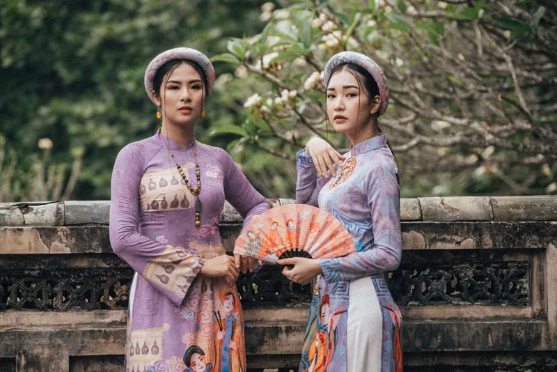  Lý do mời ‘nàng thơ xứ Huế’ làm model trong bộ ảnh thời trang cùng mình, Ngọc Hân chia sẻ, cô và Ngọc Trân có mối quan hệ thân thiết nhiều năm nay. Cả hai quen biết khi cùng diễn trong Festival Huế và tại Người đẹp du lịch Huế 2015 mà Ngọc Hân làm giám khảo, Ngọc Trân là thí sinh đăng quang.