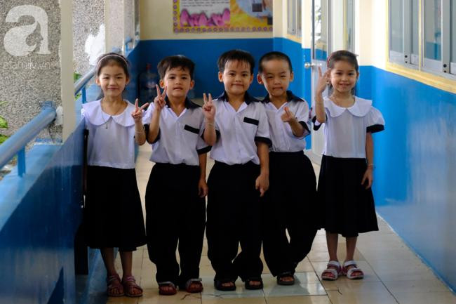  5 anh em tỏ ra rất phấn khích khi được vào lớp 1.