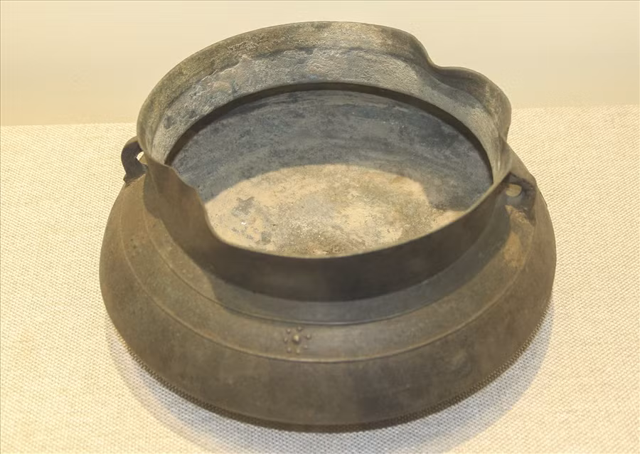 Nồi đồng được tìm thấy trong vườn nhà Tây Sơn, trong đợt khai quật nền móng năm 1977