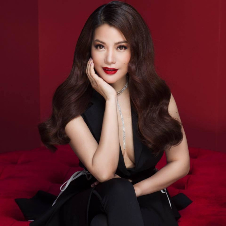  Trong cuộc sống riêng, sau 6 năm chung sống, Trương Ngọc Ánh và diễn viên Trần Bảo Sơn bất ngờ tuyên bố ly hôn vào năm 2014, gây nhiều tiếc nuối cho khán giả dù họ đã có chung một con gái. 