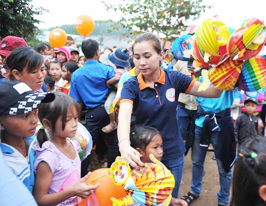 Tặng lồng đèn cho các cháu thiếu nhi. Ảnh: Hà Phương